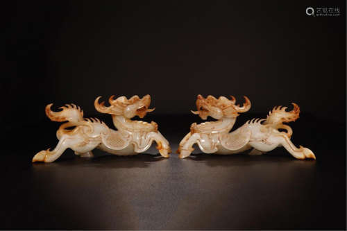 PAIR OF CHINESE NRPHRITE JADE BEAST TABLE ITEM