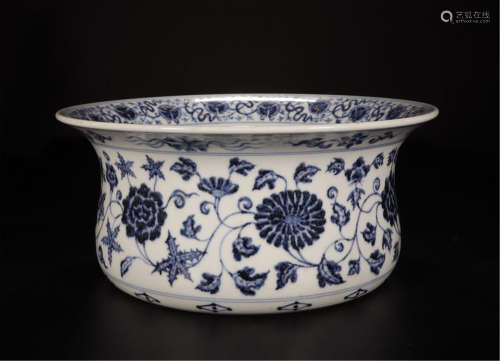 CHINESE PORCELAIN BLUE AND WHITE FLOWER BASIN
