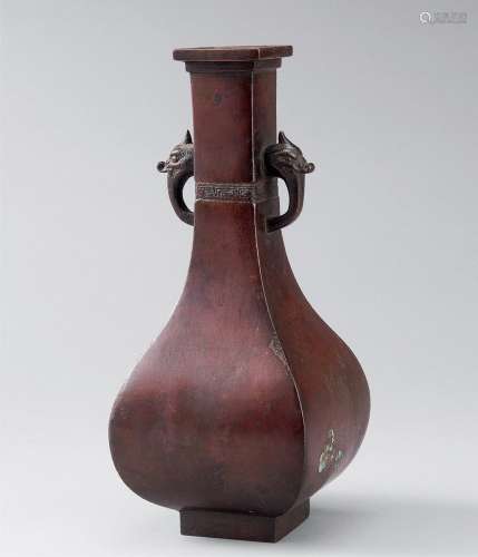 古铜花瓶