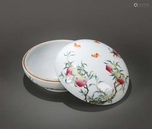 CHINESE PORCELAIN FAMILLE ROSE PEACH LIDDED BOX