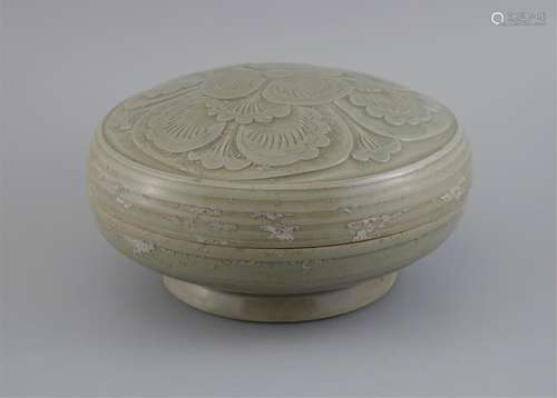 LARGE CHINESE PORCELAIN YAOZHOU KILN ENGRAVED FLOWER ROUND BOX