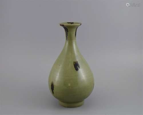 CHINESE PORCELAIN CELADON GLAZE YUHUCHUN VASE