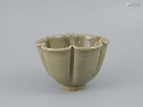 CHINESE PORCELAIN YAOZHOU KILN FLOWER SHAPED BOWL