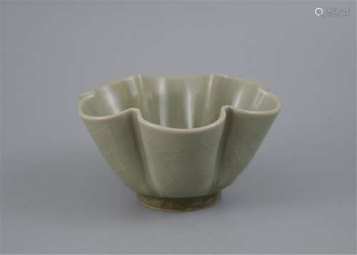 CHINESE PORCELAIN YAOZHOU KILN FLOWER SHAPED BOWL