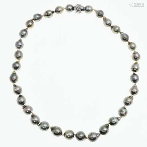 A Pearl Necklace with 18KG Clasp