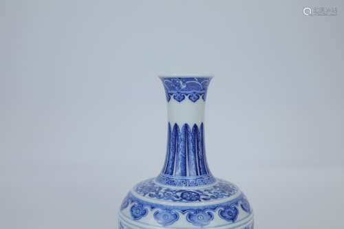 A Chinese Blue and White Porcelain Vase