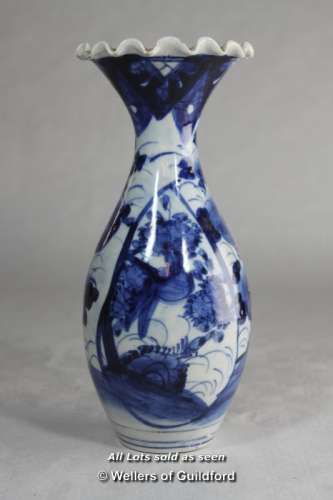 A Chinese blue and white vase with wavy rim, 22cm.