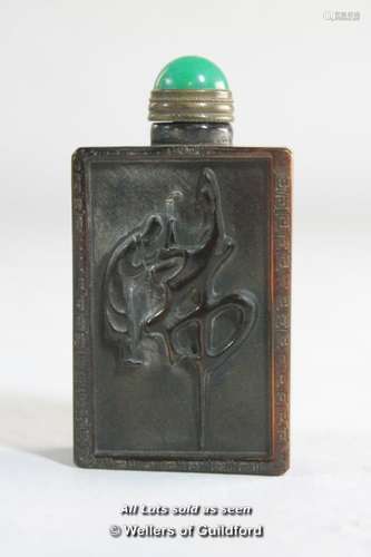 A Chinese horn snuff bottle.