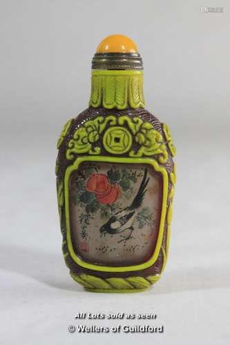 A Chinese carved snuff bottle decorated with a magpie.