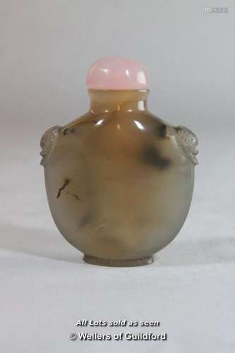 A Chinese agate snuff bottle.