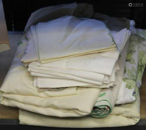 GROUP LOT OF ASSORTED LINENS