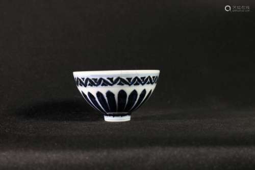 BLUE AND WHITE 'CHRYSANTHEMUM FLOWER' BOWL