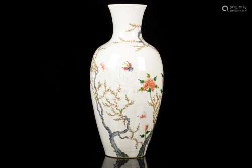 FAMILLE ROSE 'FLOWERS' VASE