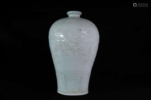 WHITE GLAZED AND CARVED 'FLOWERS' VASE