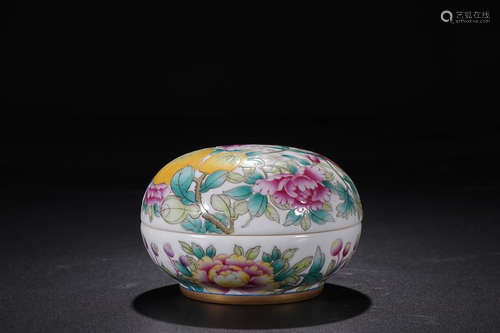 QIANLONG MARK FAMILLE ROSE BOX