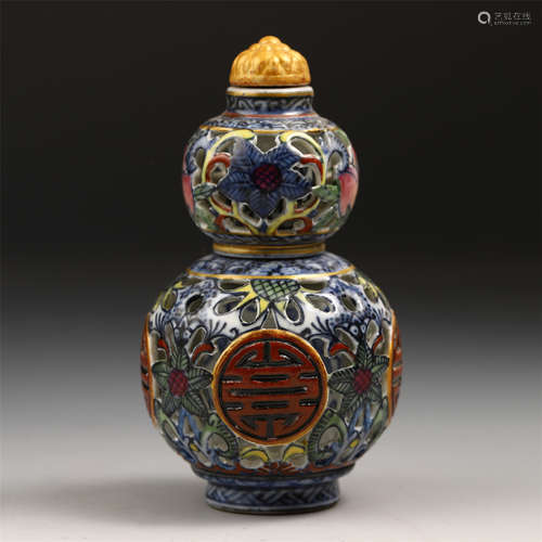 CHINESE PORCELAIN FAMILLE ROSE FLOWER GOURD SNUFF BOTTLE