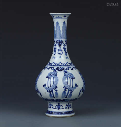 CHINESE PORCELAIN BLUE AND WHITE VASE