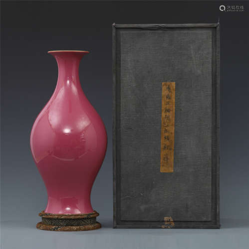 CHINESE PORCELAIN RED GLAZE VASE