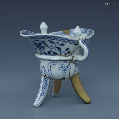 CHINESE GOLD MOUNTED PORCELAIN BLUE AND WHITE FLOWER JUE CUP