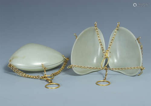 PAIR OF CHINESE CELADON JADE SHELL BOX