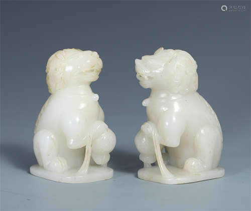 PAIR OF CHINESE WHITE JADE LIONS TABLE ITEM