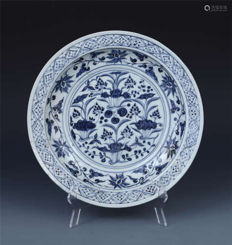 CHINESE PORCELAIN BLUE AND WHITE FLOER CHARGER