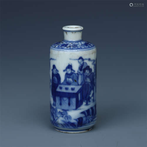 CHINESE PORCELAIN BLUE AND WHITE FIGURES SNUFF BOTTLE