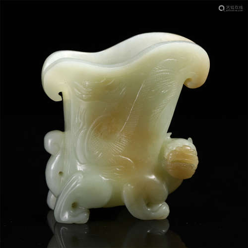 CHINESE CELADON JADE JUE CUP ON BEAST TABLE ITEM