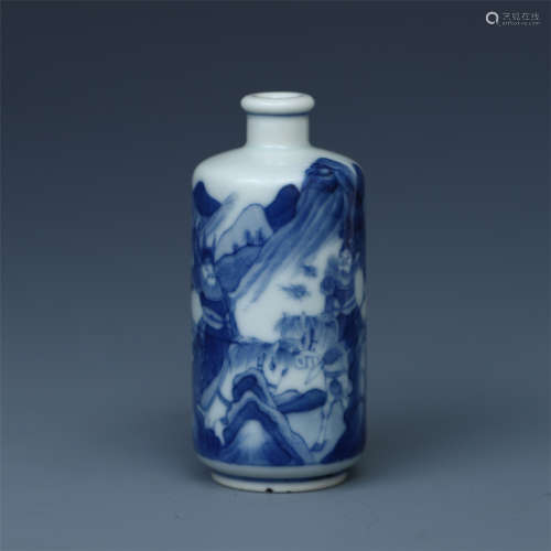 CHINESE PORCELAIN BLUE AND WHITE FIGHTING FIGURES SNUFF BOTTLE