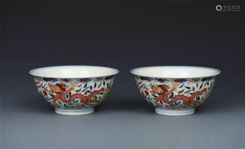 PAIR OF CHINESE PORCELAIN BLUE AND WHITE WUCAI DRAGON BOWLS