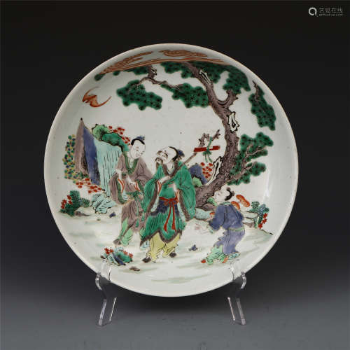 CHINESE PORCELAIN WUCAI FIGURES UNDER PINE CHARGER