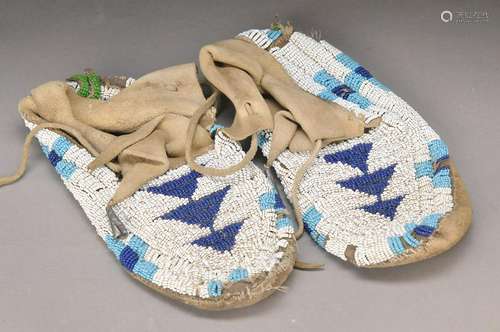 pair of Moccassins of the Arapaho, Nordwest USA, approx