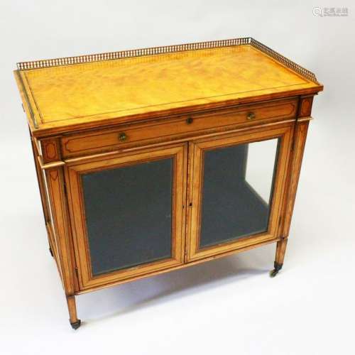 A GOOD LATE 19TH CENTURY SATINWOOD CABINET, with brass