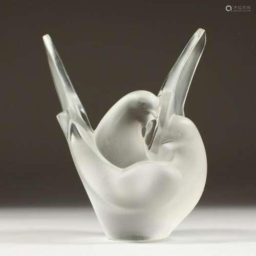 A LALIQUE FROSTED GLASS VASE 