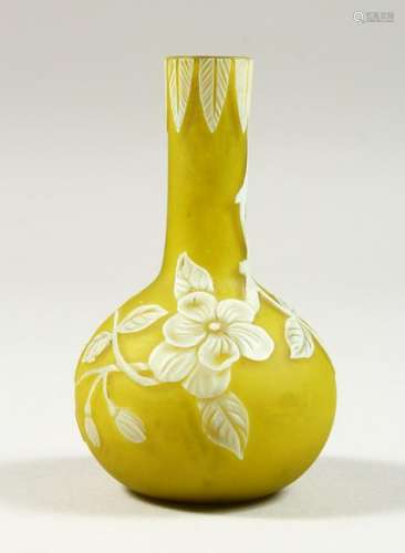 A MINIATURE YELLOW AND WHITE BOTTLE VASE, with leaves