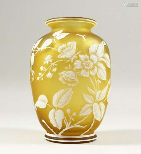 A GOOD YELLOW AND WHITE CAMEO GLASS VASE, with flowers