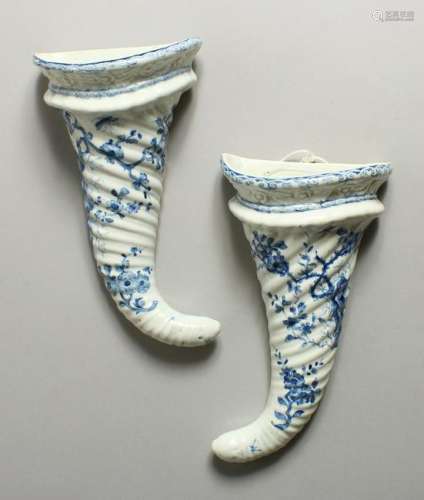A SUPERB PAIR OF 18TH CENTURY WORCESTER BLUE AND WHITE