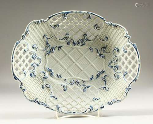 A RARE 18TH CENTURY WORCESTER BLUE AND WHITE PIERCED