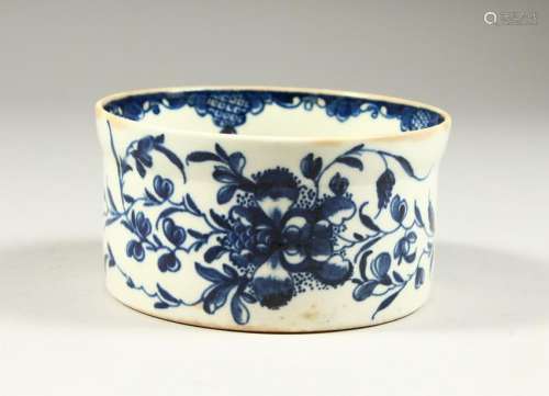 AN 18TH CENTURY WORCESTER BLUE AND WHITE POTTED MEAT