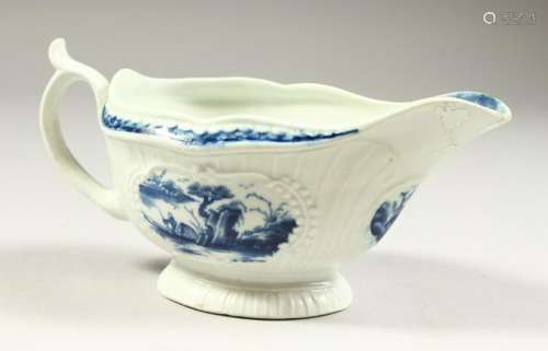 AN 18TH CENTURY WORCESTER BLUE AND WHITE SAUCEBOAT,