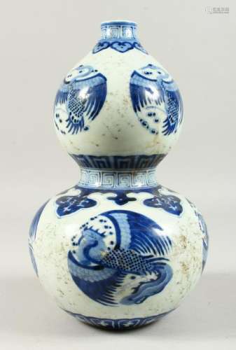 A BLUE AND WHITE DOUBLE GOURD PORCELAIN VASE, painted