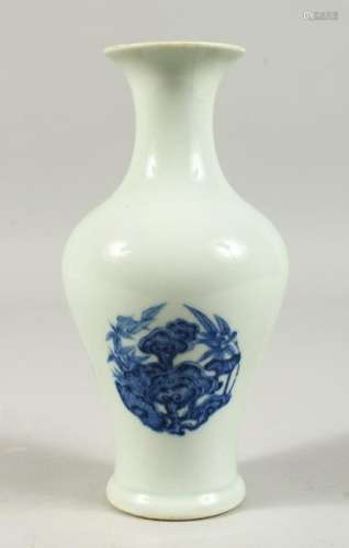 A SMALL BLUE AND WHITE BALUSTER SHAPE VASE.  20cms