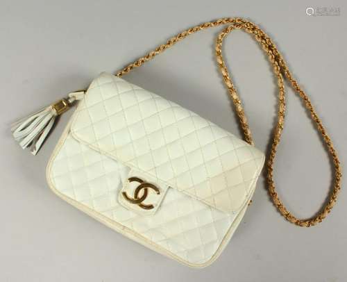 A WHITE QUILTED LEATHER SHOULDER BAG, gilt Chanel logo,