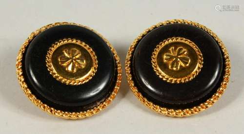 A PAIR OF BLACK AND GILT CIRCULAR EAR CLIPS, with