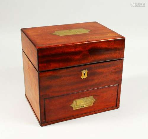 A GOOD GEORGE III MAHOGANY TRAVELLING MEDICINE CHEST,