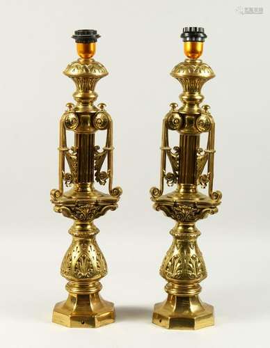 A PAIR OF 20TH CENTURY ORNATE CAST BRASS TABLE LAMPS.