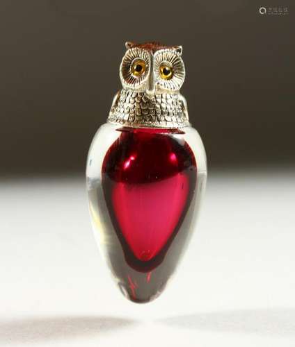 A SMALL VICTORIAN STYLE NOVELTY GLASS AND SILVER OWL