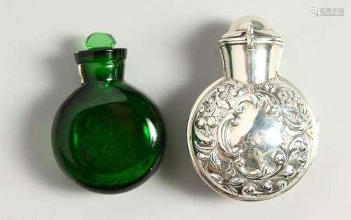 A VICTORIAN GREEN GLASS SCENT BOTTLE AND STOPPER in a