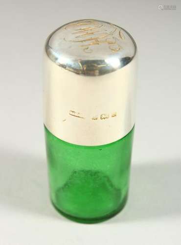 AN EDWARD VII PLAIN GREEN GLASS SCENT BOTTLE with