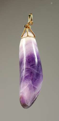 A GOLD MOUNTED AMETHYST PENDANT.